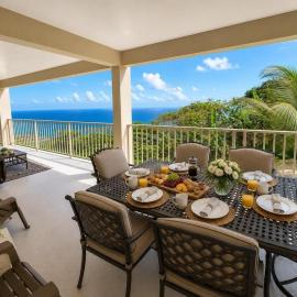 Two-story villa with an ocean view from the pool، فندق في شارلوت أملي