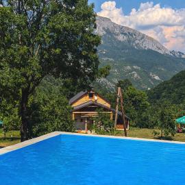 Etno domaćinstvo Dvožak, hotel i Plužine