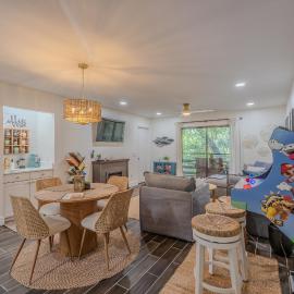 Completely remodeled condo, walk to beach, arcade, pool!