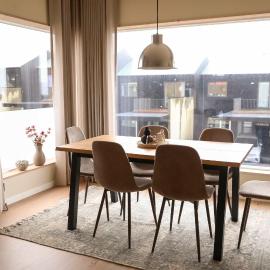 Light Calm and Modern Corner Apartment، فندق في Argir