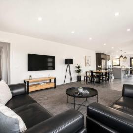 Modern Villa close to shops-10mins to City、Warraneのホテル