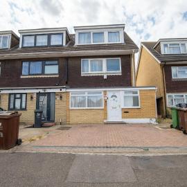 Spacious 5Bedroom Home with Garden & Parking Sleeps 11 Near Elizabeth Line, hotel in Goodmayes