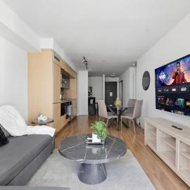 CN Tower Views Bright Modern 2BR, hotel i Toronto
