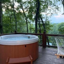 The Stargazer luxury cabin, hot tub, Mountain Views, pet friendly and peaceful!、ブルーリッジのホテル