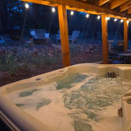 Cozy Forest Cabin with Hot Tub in Central Flagstaff, hotel din Flagstaff