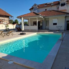Serbian home with swimming pool - free parking, hotel a Krnjača