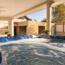 Alphington Retreat Pool, Spa & Home Cinema