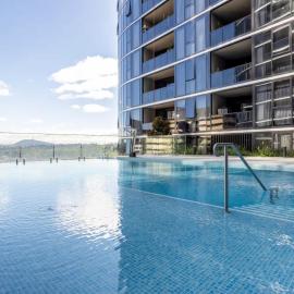 Elegant 2BR Retreat with Pool, Parking & Balcony, hotel en Phillip