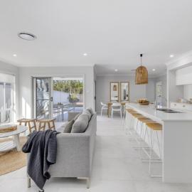 Main Beach House - Coastal Family Holiday Home