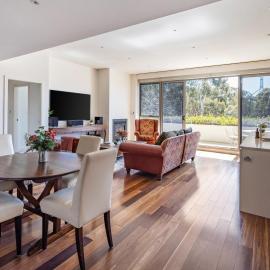 Bright & Spacious Penthouse by Parliament House, hotel in Barton