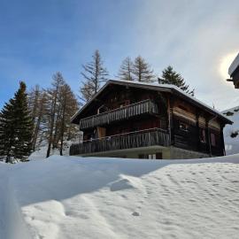 Kleine charmante Wohnung zum wohlfühlen in Jeizinen oberhalb von Gampel, hotelli kohteessa Gampel