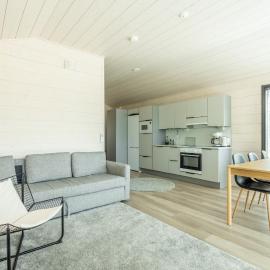 Stunning, modern mini-home 5 miles from the airport!, hotel in Kempele