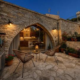 Apartment 05 by LT - Village Center - Quiet Courtyard, hotel v destinaci Pano Lefkara