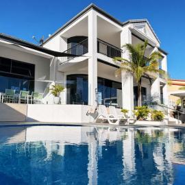 Family Waterfront Villa Cinema Pool BBQ