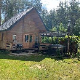 Domek z balią w lesie na Mazurach, hotel en Orzyny