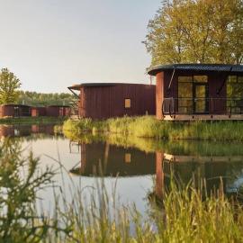 Chalet near Antoing, 116 m², lake view, hotel i Antoing