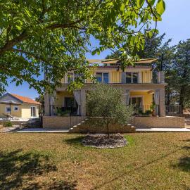 Holiday house VILLA OLIVA with pool, hotel en Poljica