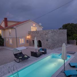 Modern villa with pool, quiet aria, privacy, nice garden - by TRAVELER Krk agency ID 2138, hotel a Vrh