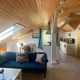 Großes Dachzimmer mit eigener Lounge in ruhiger Lage, hotel in Monschau