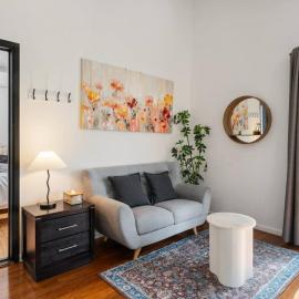 Leafy 1BR Retreat with Pool and Parking in Daisy Hill, hotel a Slacks Creek