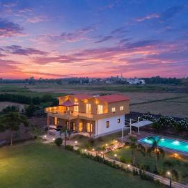 StayVista at Sunrise Manor with Pool and Lawn, מלון בSohna