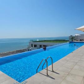 Infinity Pool Beach & Spa Resort Premium Apartment - Private Parking โรงแรมในมามายานอร์ด