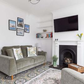 Quaint Quayside Cottage with Garden