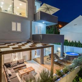 Modern Penthouse Split with Jacuzzi & Terrace, hotel in Split