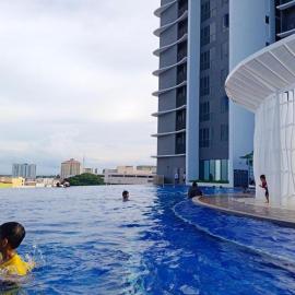 Zulanie Suite Troika Residence, SPACIOUS AND COZY WITH POOL, Free Wifi & Netflix in Golden Triangle of Kota Bharu, hotel u gradu 'Kota Bharu'