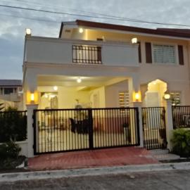 Cool & Cozy 4BR Modern Home with Terrace & Garage, hotel di Legazpi