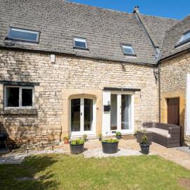 Converted 17th century barn with garden parking - Pass the Keys