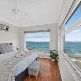 Absolute Waterfront - Sleep 6 - Baby & Pet - Sunrise Views, hotel in Cronulla