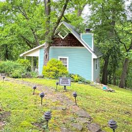 Blue Crystal Hideaway BnB, hotel in Eureka Springs