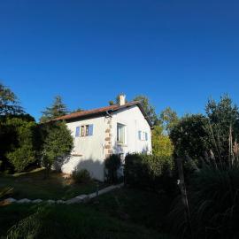Ferme basque avec piscine et vue campagne, proche des plages, hotel en Urt
