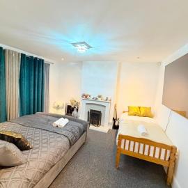 7 Guests 3-Br free parking-near Manchester Airport, hotel in Cheadle