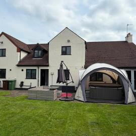 Detached Family & Pet Friendly House with hot tub