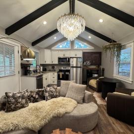 Soul Sister- Creek View, WiFi, Firepit, WiFi, Hiking, 4 mins to Natural Bridge, hotel in Campton