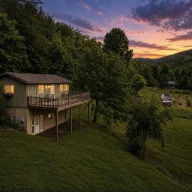 Enchanted Escape Mountain Cottage, Hotel in Purlear