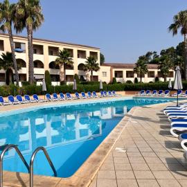 appartement bord de mer en Corse avec 2 piscines 100 metres de la plage, hotel in Linguizzetta