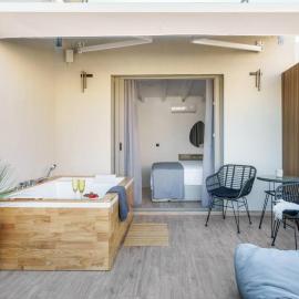 Luxury Charavgi Suite with Jacuzzi, 40m from Agia Pelagia Beach, hotel in Agia Pelagia