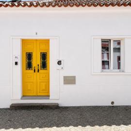 Yellow Door House, BBQ Patio, Odeceixe Centre, hotel i Odeceixe