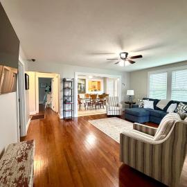 The Cottage on Walnut, sleeps 8, 3 bedrooms