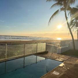 Front Beach Beautiful house with pool & AC, Hotel in Playa Pochomil