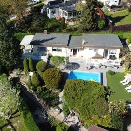 Idyllischer Ferienbungalow in ruhiger Lage mit Pool und großen Garten