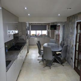 Large Central House Near Heathrow Airport & London with Parking, hotel in Langley Station