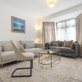 Spacious house perfect for groups and families with patio & driveway, hotel v destinaci Northolt