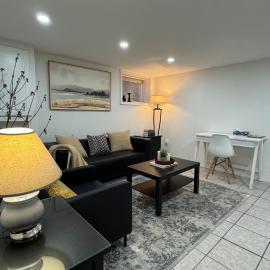 Modern Private 2-Bedroom Guest Suite l Free Parking l Self Check-in!