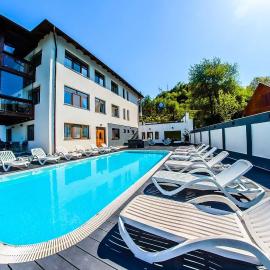 Panorama Lake Resort, hotel u gradu Bezidu Nou
