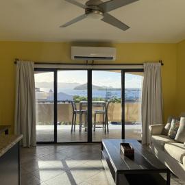 Island Couples Retreat - 1 Bed Condo in Red Hook, хотел в Nazareth