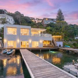 The Oatley River House with Jetty & Water Views